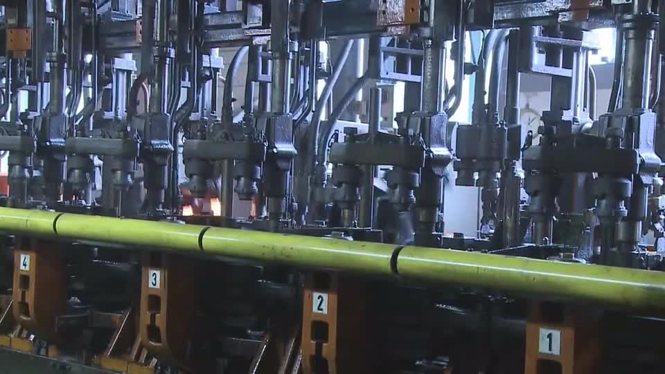 玻璃瓶的制造过程很有意思抖音小助手