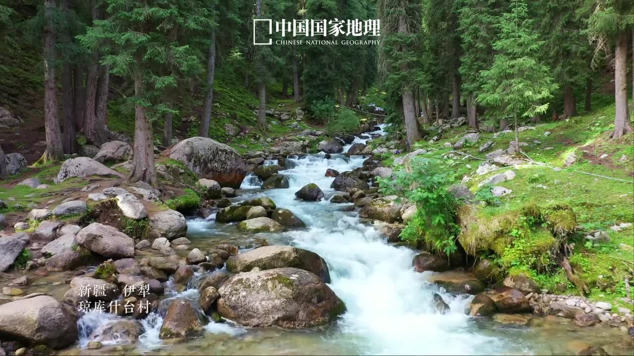 塞外江南静谧村庄琼库什台村是乌孙古道的起点也是一个中国历史文化名村这里四周环山木屋古朴宛如童话里的小镇夏季时天蓝草绿空气清新河水潺潺美得太不真实