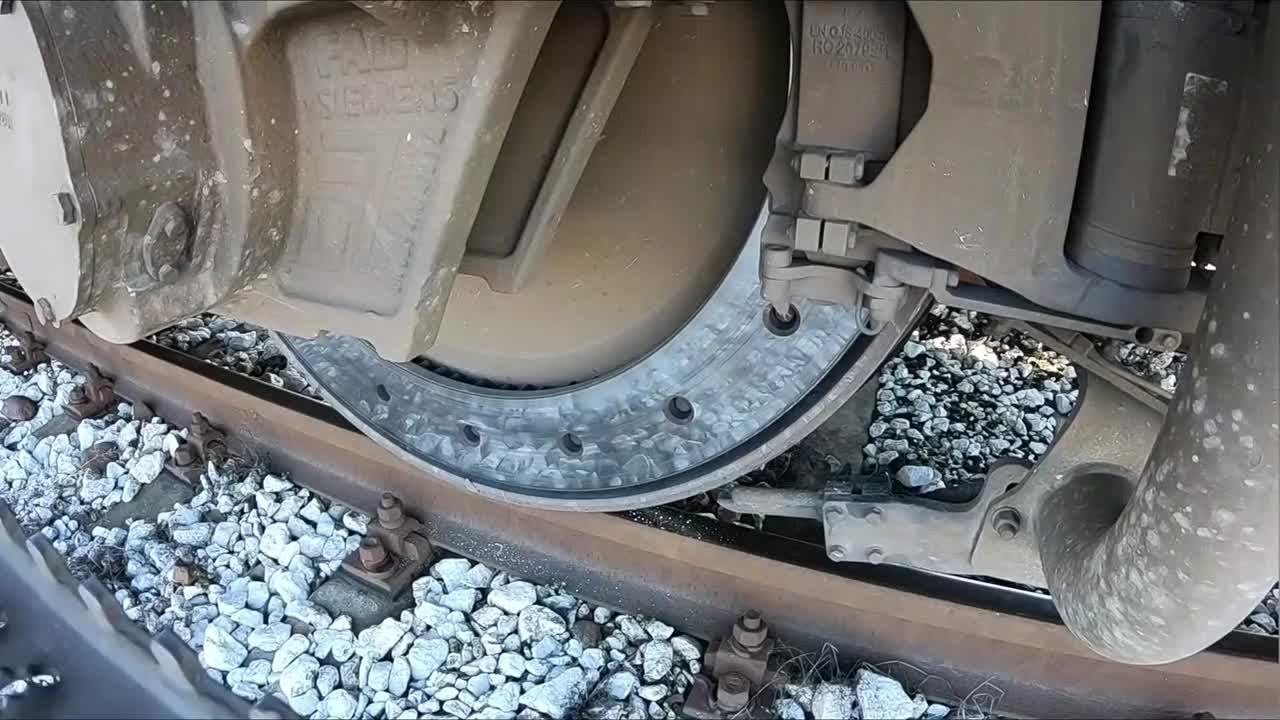 火车轮子边上装个摄像头直观感受运行时的状态长见识了