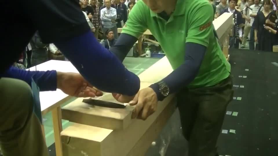 日本木工展会拍的一段这种薄薄的刨花也不是一下就能刨出来的