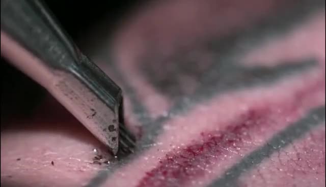 慢镜头下的纹身抖音小小助手