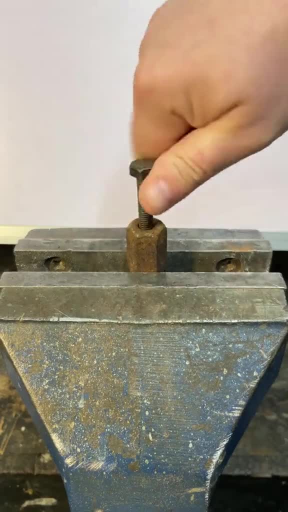 螺栓拧断了没合适的取出器用T型批头试试