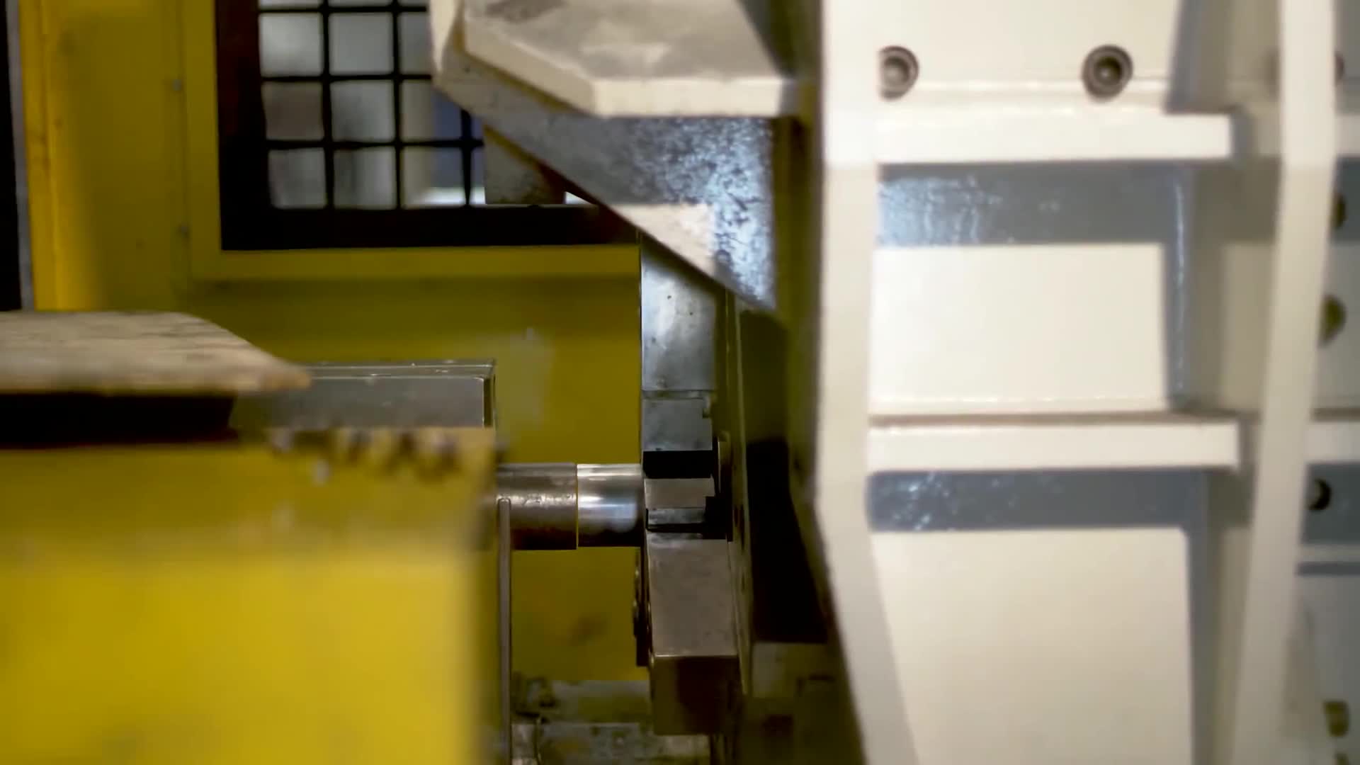 两根铁棒怼在一起高速旋转直到熔化这就是神奇的摩擦焊接