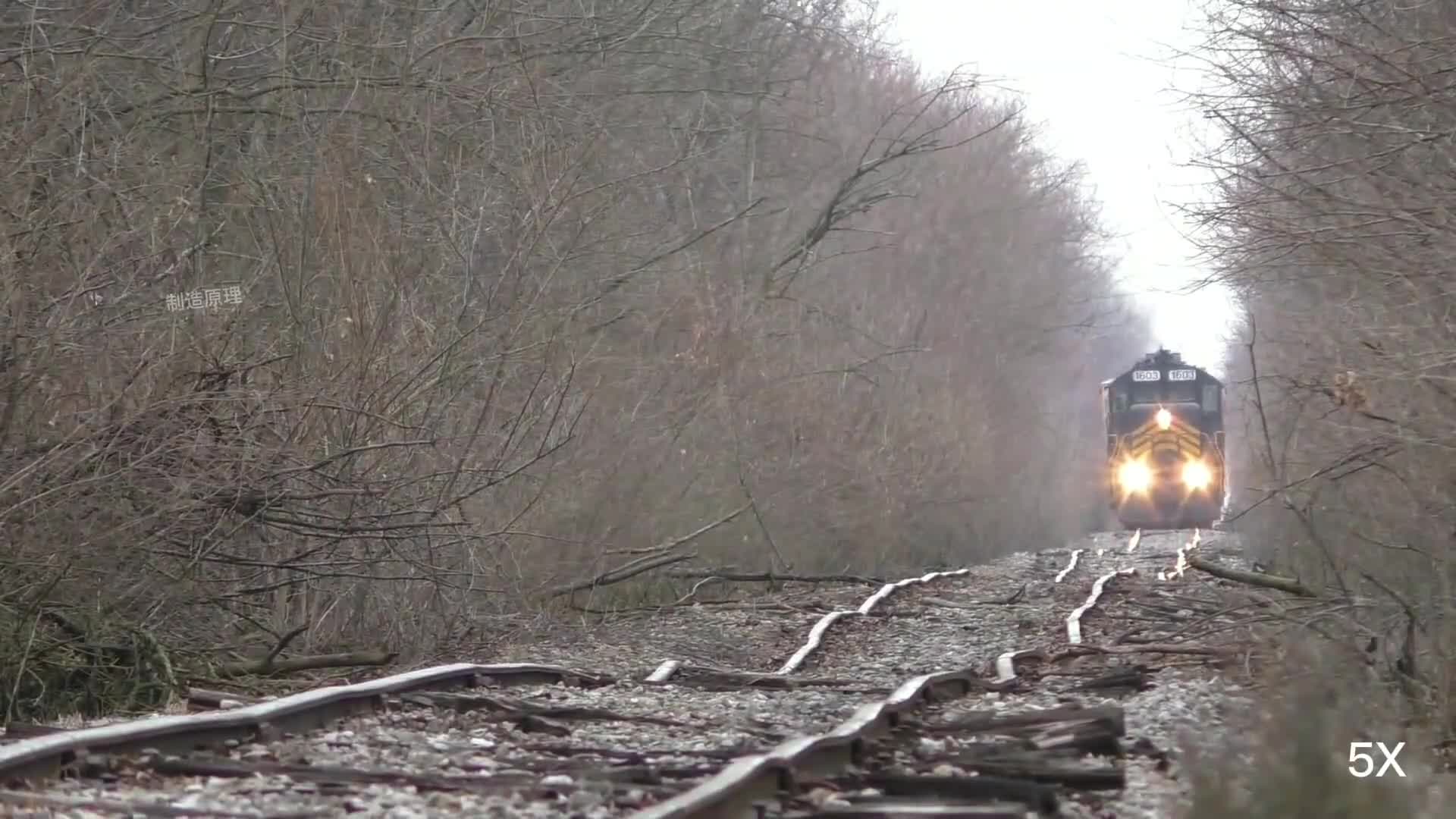 为什么铁轨扭曲的像泡面没想到还能跑火车实在佩服