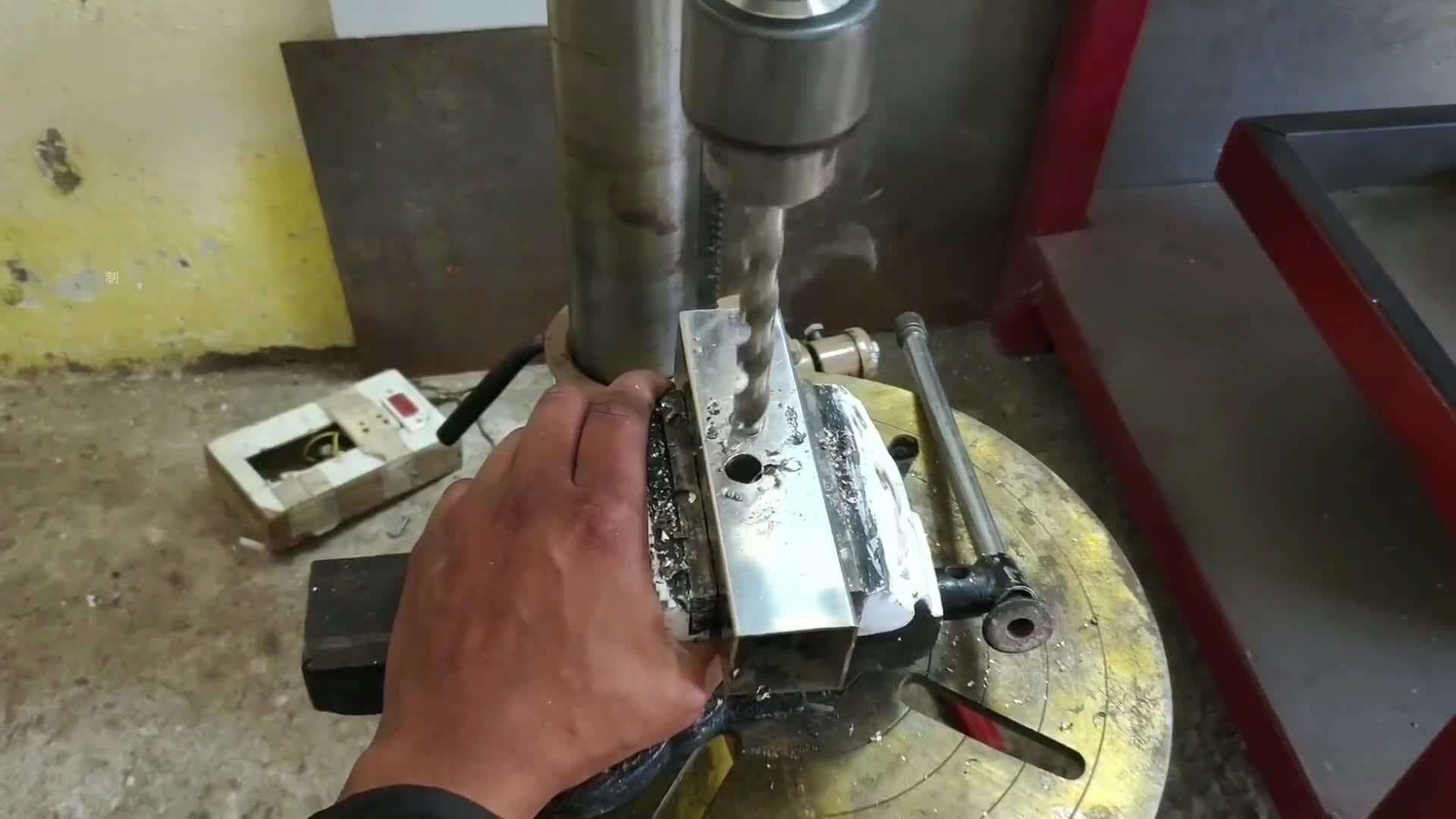 钻头打到报废也没戳出几个孔为什么钻不动不锈钢板