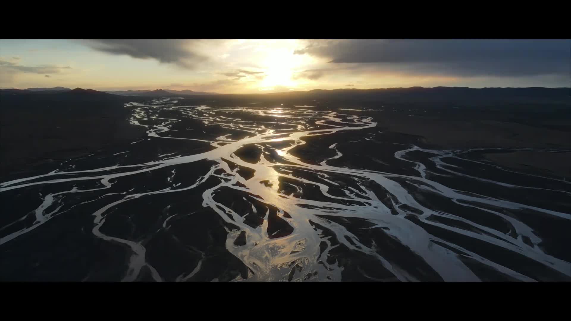 这是江淮汽车人60年的奋斗故事也是中国汽车人的逐梦故事更是与祖国同行共筑汽车强国的故事
