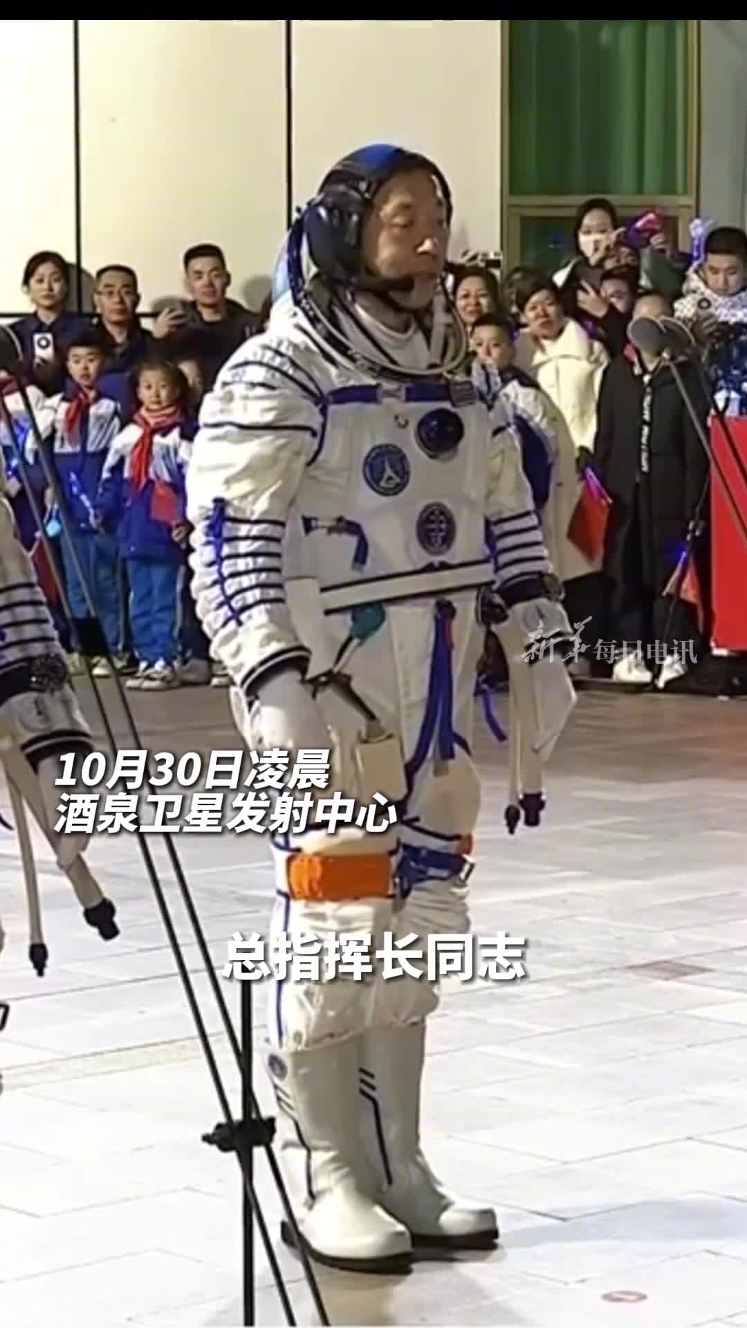 蔡旭哲宋令东王浩泽3名航天员领命出征在歌唱祖国的旋律中航天员们启程前往发射场