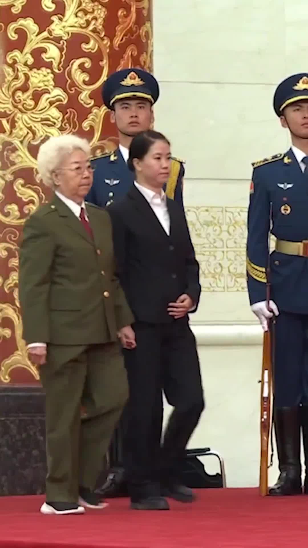 田华获颁人民艺术家国家荣誉称号奖章这个敬礼让人感动致敬人民艺术家来源人民日报