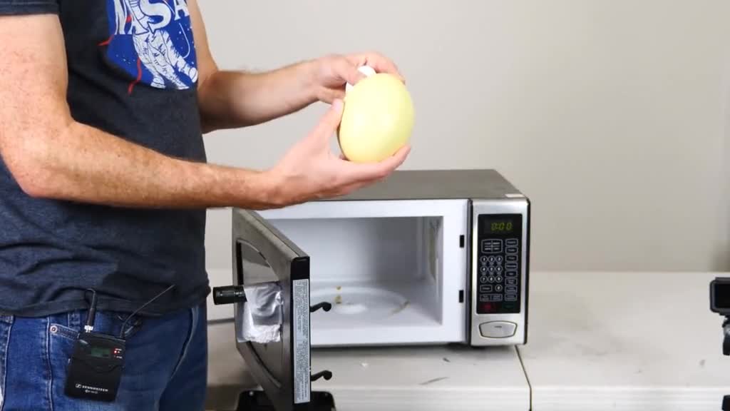 为什么鸡蛋不能放进微波炉看看这个实验你就明白了