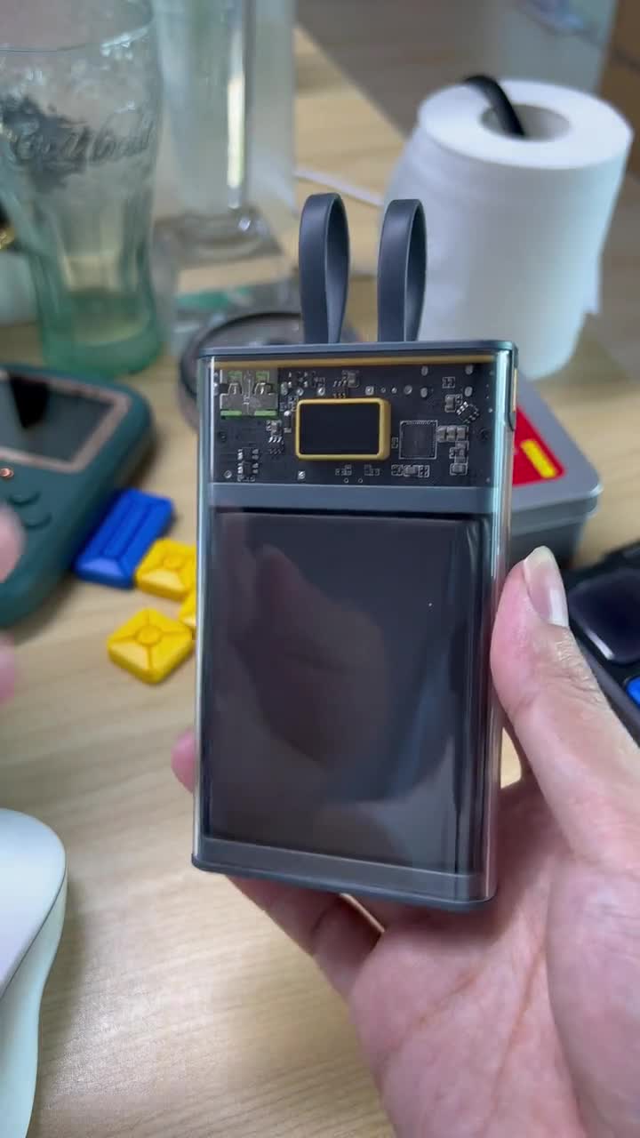 这个充电宝好有科技感透明的自带双线支持多种快充协议出门不用愁