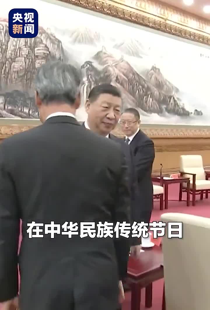 现场视频习近平同党外人士共迎新春代表中共中央向各民主党派工商联和无党派人士向统一战线广大成员致以诚挚问候和新春祝福