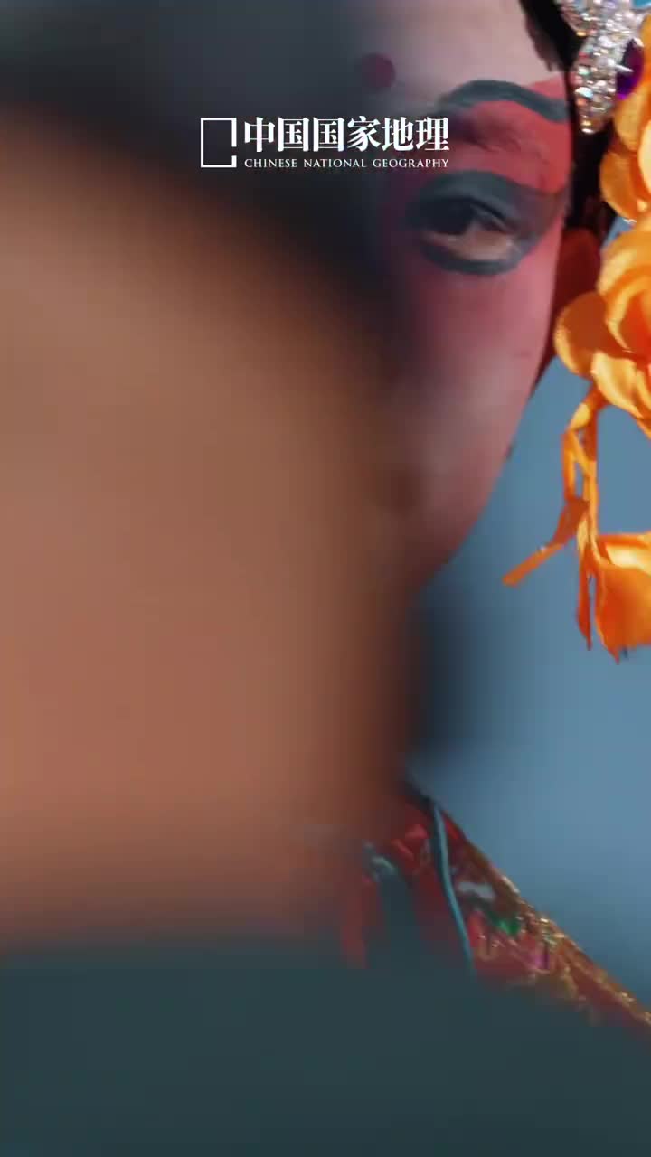 一场超级炫酷的空中舞蹈表演震撼登场走过去的一个个大长腿们是青海西宁湟中的高跷表演者跷身最高可达3米多此地的高跷起源于明朝距今已有600多年历史而高跷属于社火表演的重要内容之一俗话说不耍社火不过年传承数千年的社火是中国传统文化中年味的代名词之一