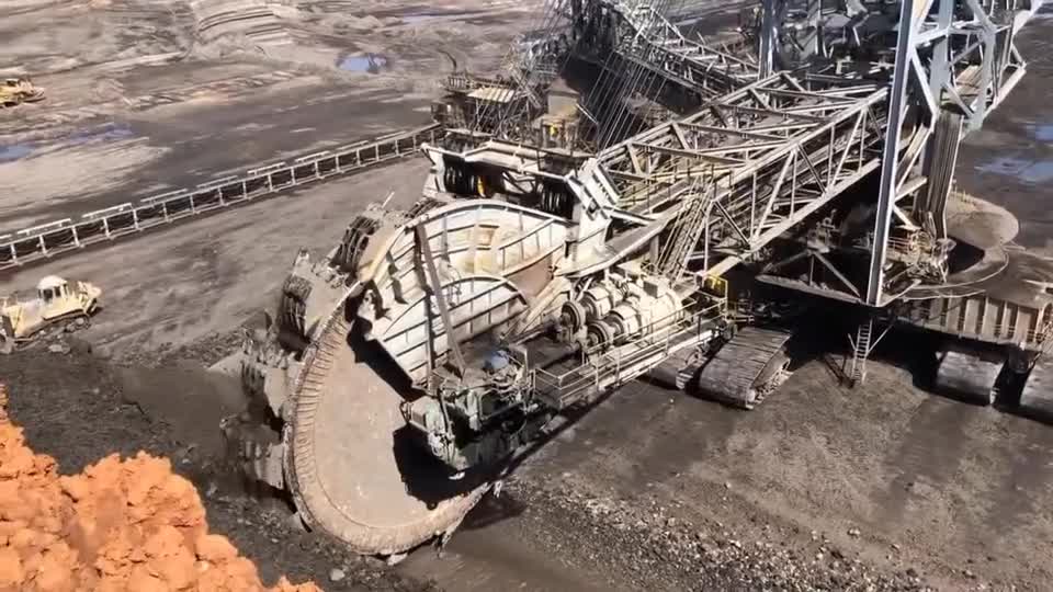 看看旁边的推土机才能感受到它的霸气