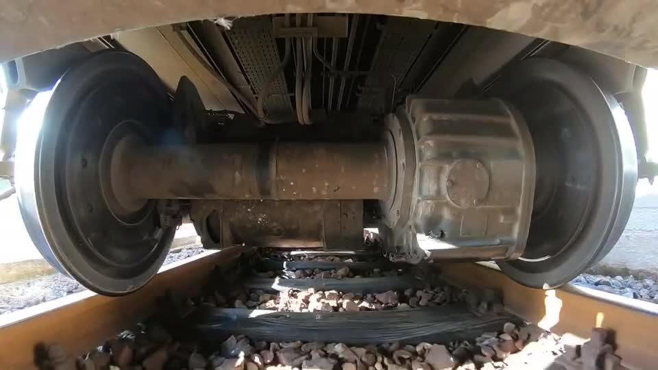 火车底部挂一个摄像头带你看看车轮在行驶中的状态难得一见抖音小助手