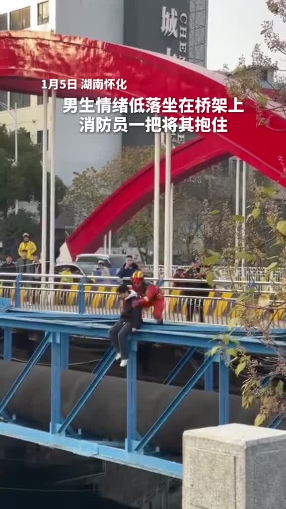 重复三遍倒在我身上消防员一把抱住了高三男孩人民网