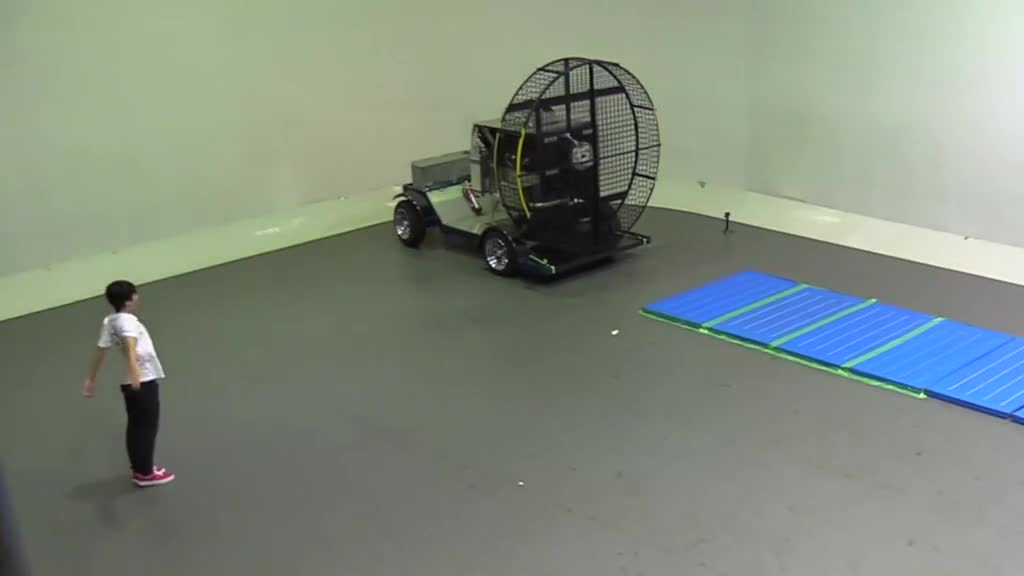 测试巨型风扇的威力简直就是台风啊真能把人吹飞了