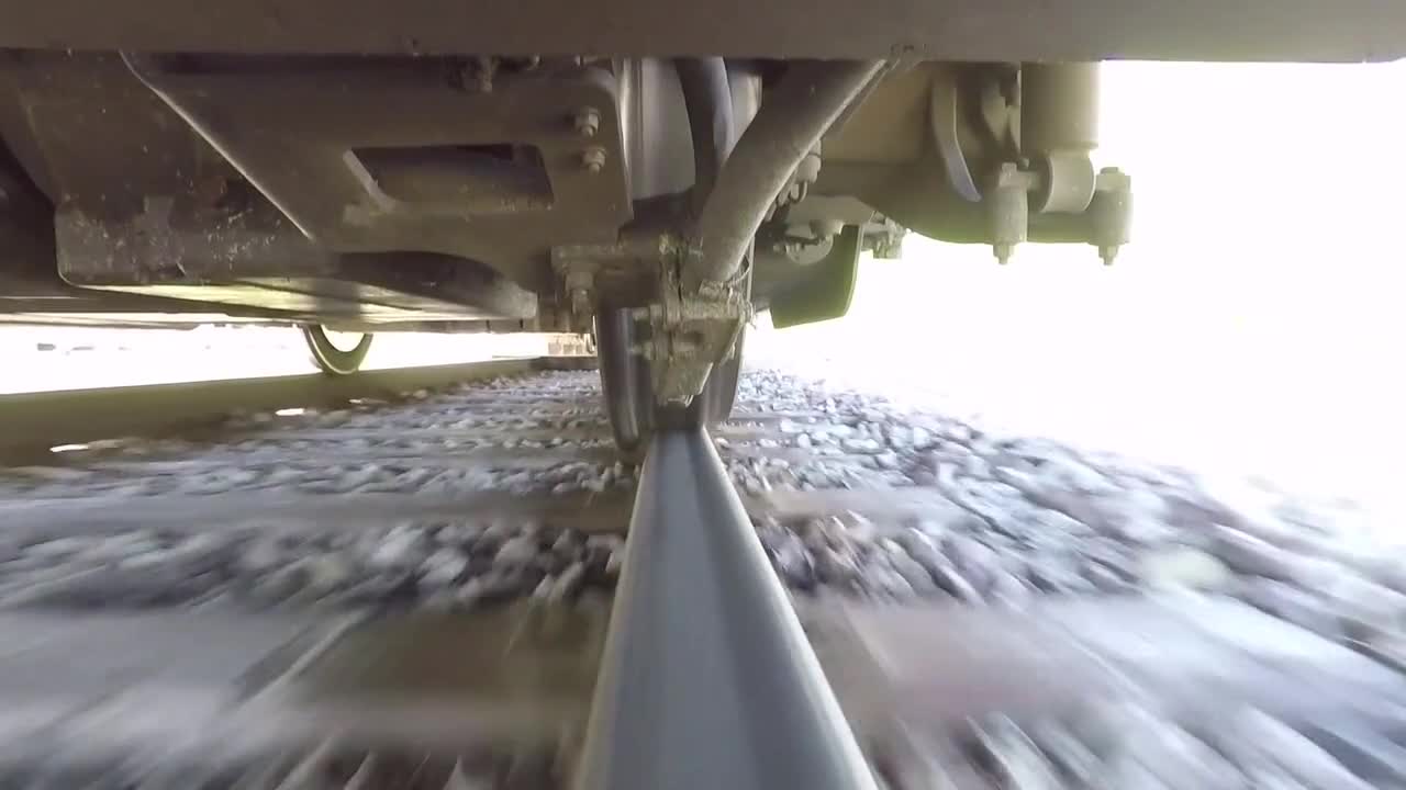 近距离感受一下火车轮与铁轨之间的变化抖音小助手