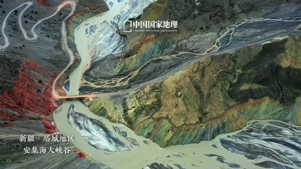 寻找大地上跳动的河流脉搏在广袤的华夏大地分布着规模庞大的河流系统水流时而徘徊时而分合带来了别样壮美汊流摇摆迂回相互交织编织成美丽的发辫大地的生命力是俯瞰才得以窥见的秘密