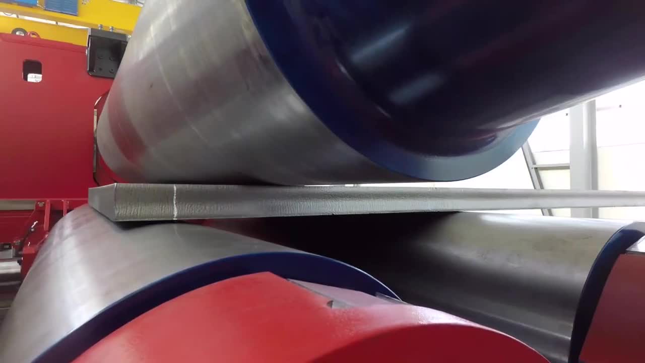 这台机械太厉害那么厚的钢板直接卷成弧形大力出奇迹