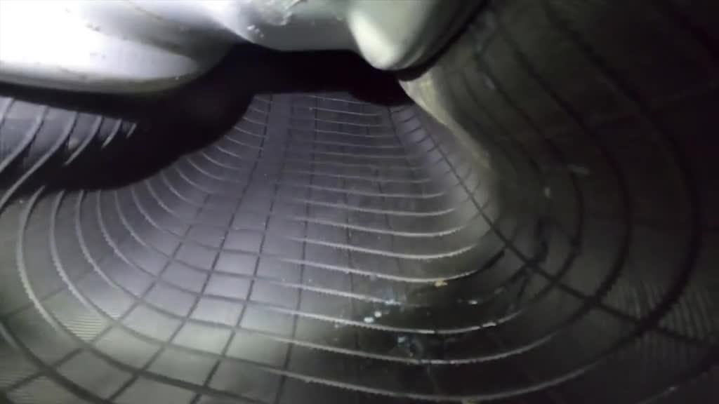 轮胎里面装上摄像头从内部看钉子扎破轮胎的瞬间大开眼界