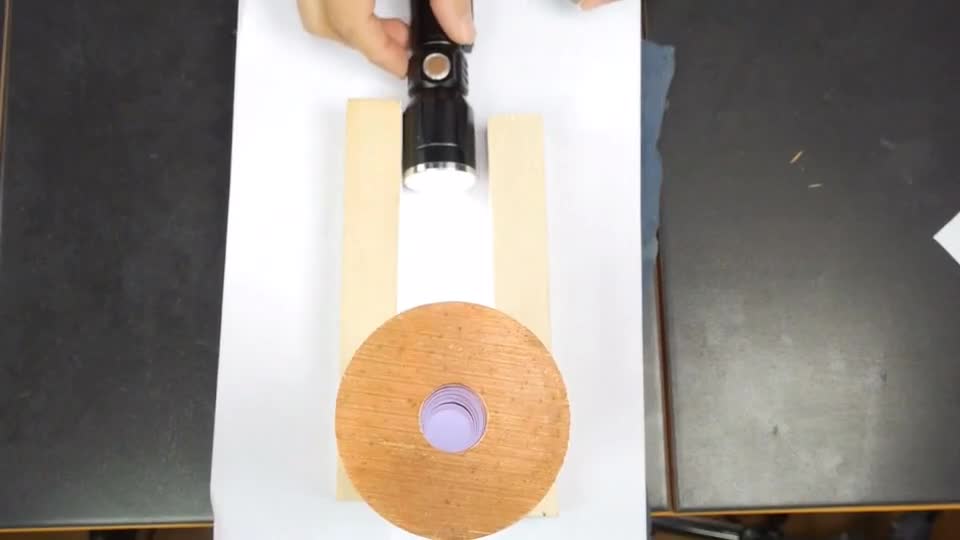 磁铁穿过空心的铜棒产生这种神奇的反应第一个是钢珠