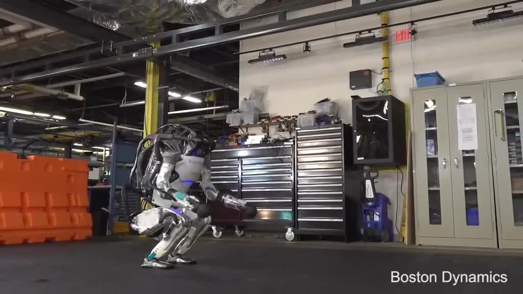 波士顿机器人又升级了它倒立翻跟旋转跳跃我看到了未来的样子