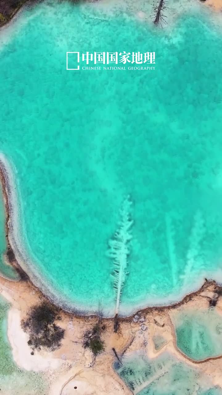 四川还有多少隐藏美景位于四川省阿坝州九寨沟县的神仙池当地又称为嫩恩桑措意为仙女沐浴的地方这里融合了九寨沟色彩绚丽的高山湖泊和黄龙层层叠叠的钙华池深藏林间静谧悠远一步一景很是惊艳