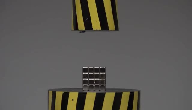 钕磁铁挑战液压机虽然没坚持住也要把底座给你吸起来