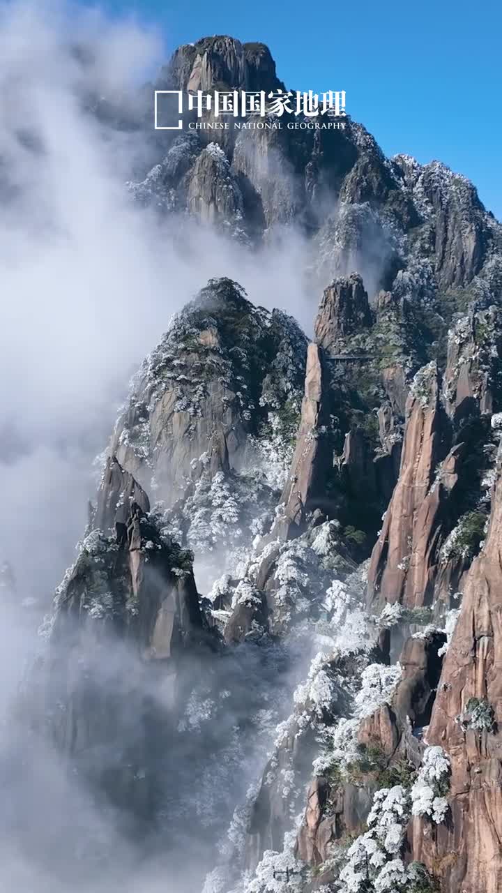 不是所有的雪都叫三清雪揽胜遍五岳绝景在三清江西上饶的三清山以其独特的花岗岩地貌闻名遐迩雪后的三清山更是直接封神风景如画清绝壮丽如得天地之钟爱不愧被盛赞为天下第一仙峰世上无双福地的绝美宝地