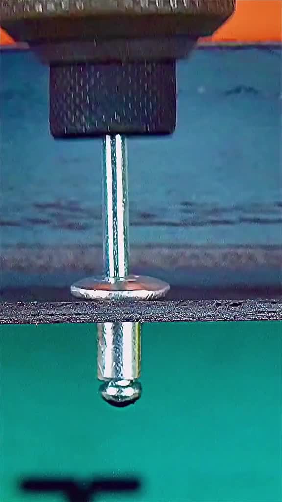 铆钉就是这样被挤紧的