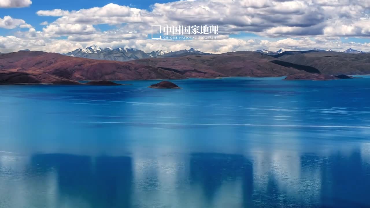 去西藏寻找绝色风景位于西藏阿里的拉昂错与玛旁雍错坐落于冈底斯山脉与喜马拉雅山脉之间两湖曾经本是一体但后来由于冈底斯山前大量的洪积物和冰碛物堆积阻塞了河谷使得二者分化成了独立的湖泊站在湖畔欣赏此间绝色隔着碧蓝的湖面与远处的冈仁波齐遥遥相望颇有一种一眼万年的宿命感四周荒芜沉寂空旷得仿佛站在了宇宙边缘