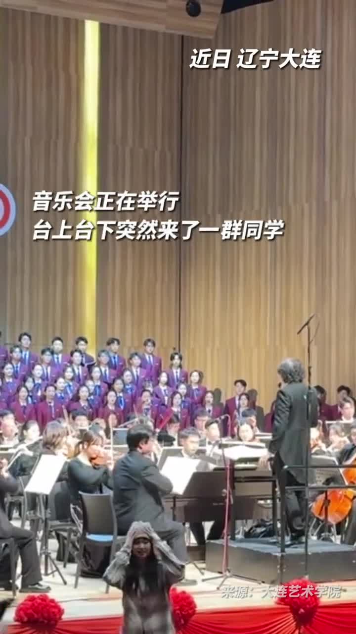 音乐会现场交响乐突然混搭起了科目三