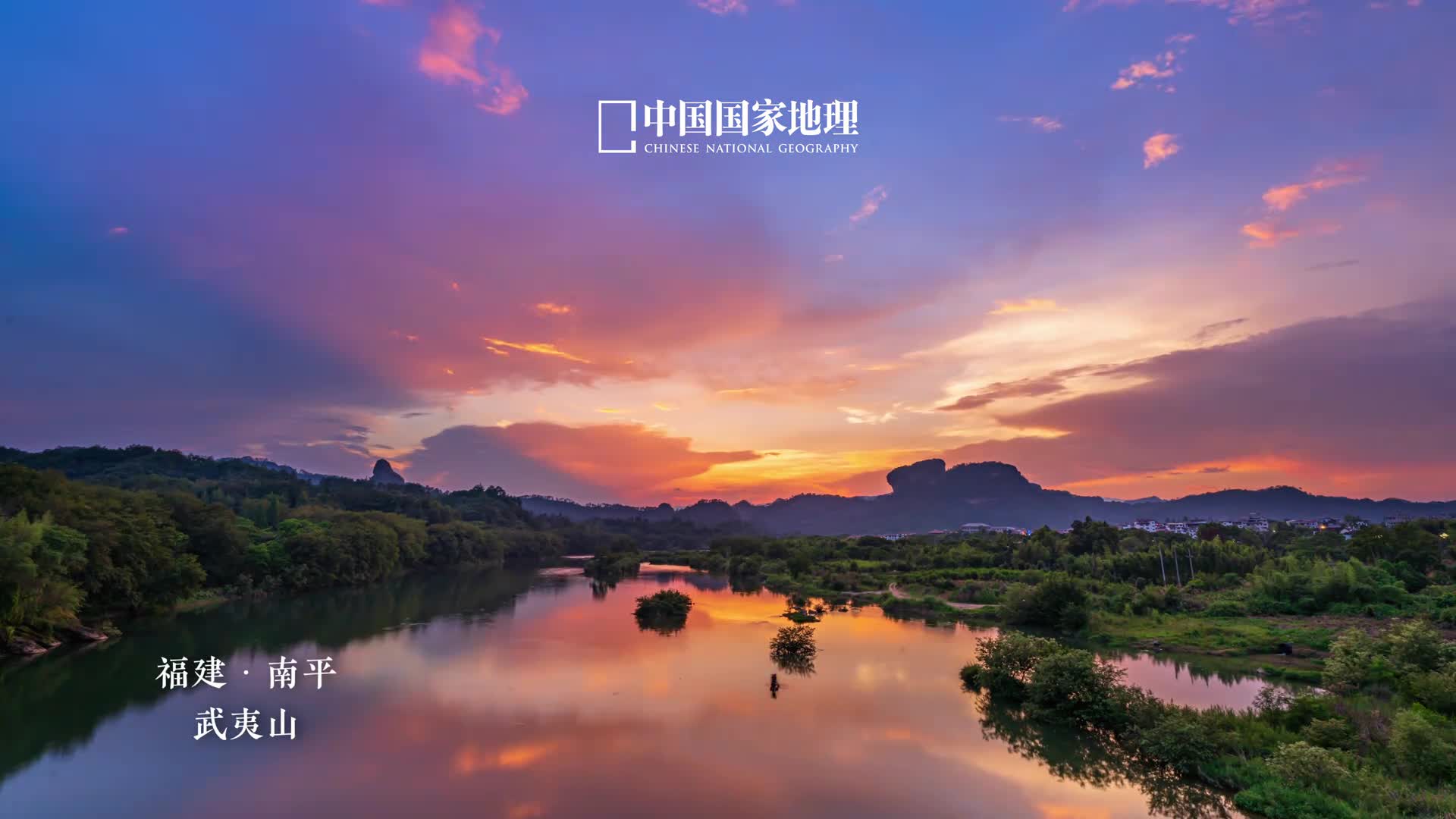 云不一定温柔但一定自由青山与白云方展我怀抱青翠的山峦与飘逸的白云共同编织出一片宁静的天地那悠悠的云朵如同一位自由的画家挥洒自如以苍穹为布以清风为笔将山峰绘成意境深远的画作时而轻盈点缀时而浓墨重彩演绎着大自然的无边妙境