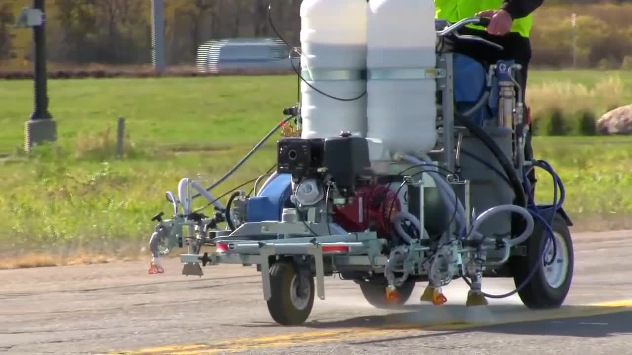 公路画线也是跟着感觉走的