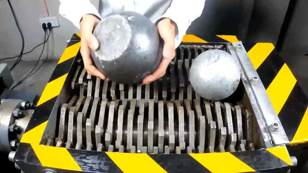 大铁球扔进撕碎机这次真拿它没办法了我体会到什么叫无处下牙