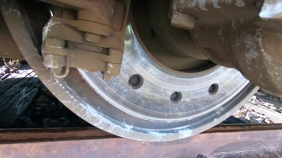 火车启动时车轮也会打滑真想上去推一把