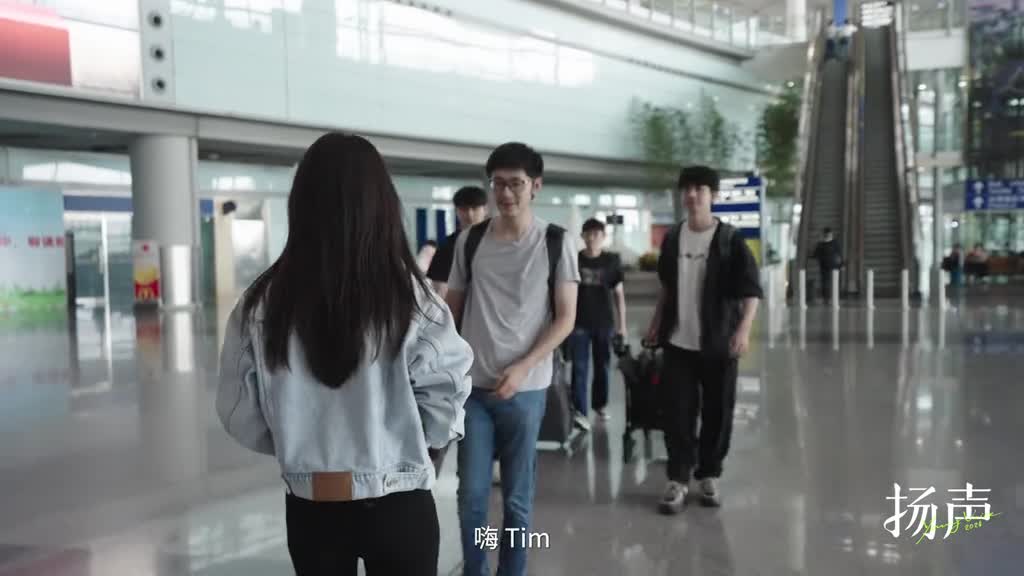 跟影视飓风Tim一起拍飞机是什么体验新华社记者张扬跟影视飓风Tim抓拍到了国产大飞机C919落地的瞬间