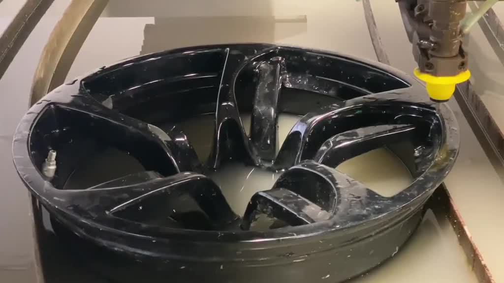 用水刀切汽车钢圈真是无坚不摧啥都能切