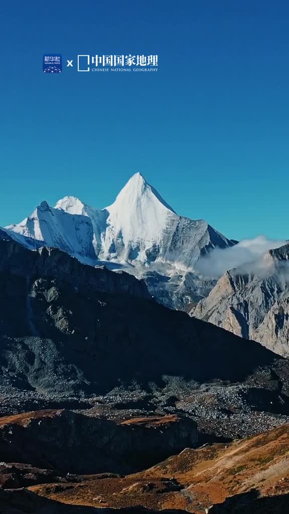 四川有多少种美走进川西北地区你会看到与成都平原完全不一样的四川雪山遗世独立星空静谧深邃这里是四川省甘孜州南部的稻城亚丁