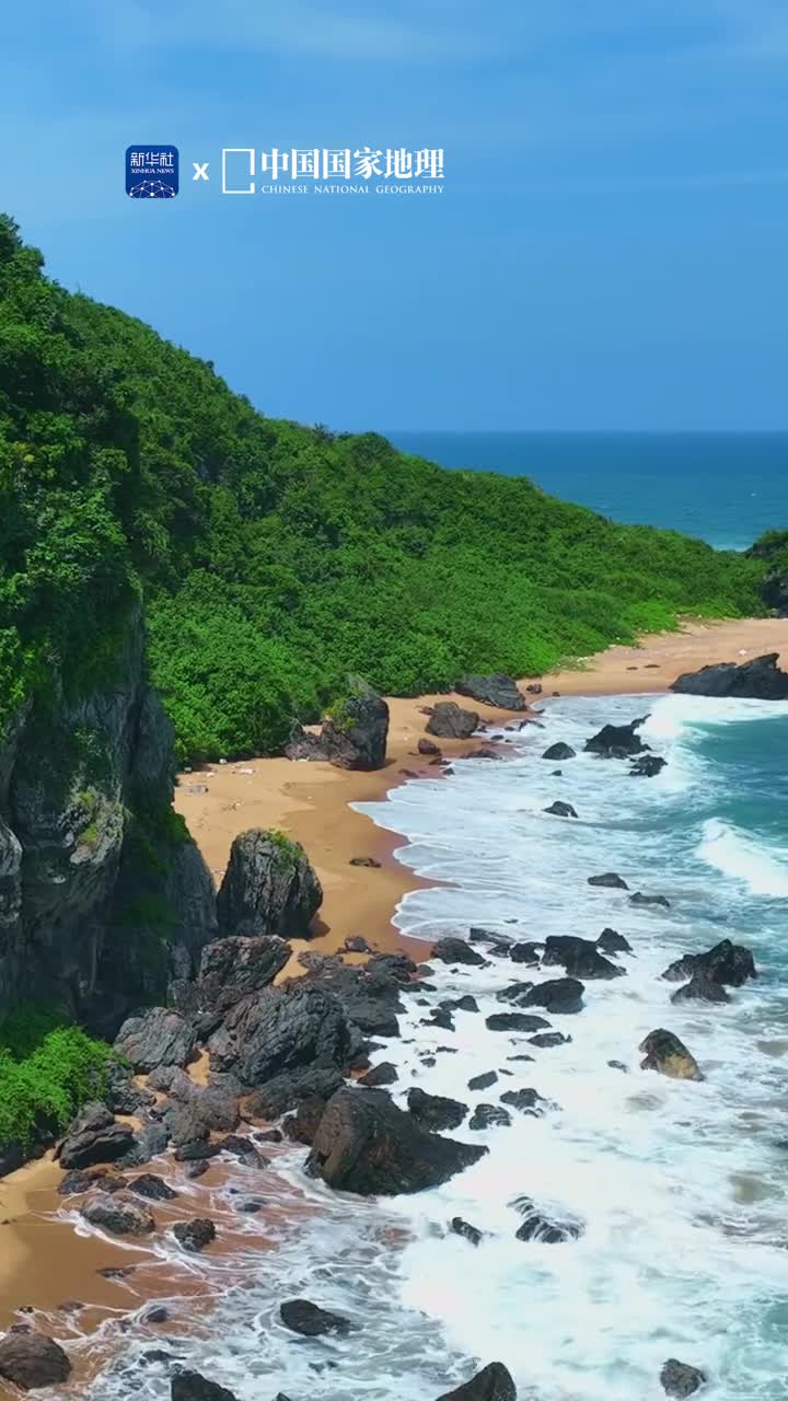 夏天还是要去海边呀海浪声声海风阵阵海的歌声中蕴含着生命的韵律鲜活而充满力量这里是位于海南万宁的山钦湾一波波浪花撞击嶙峋的岸礁奏出铿锵的乐章