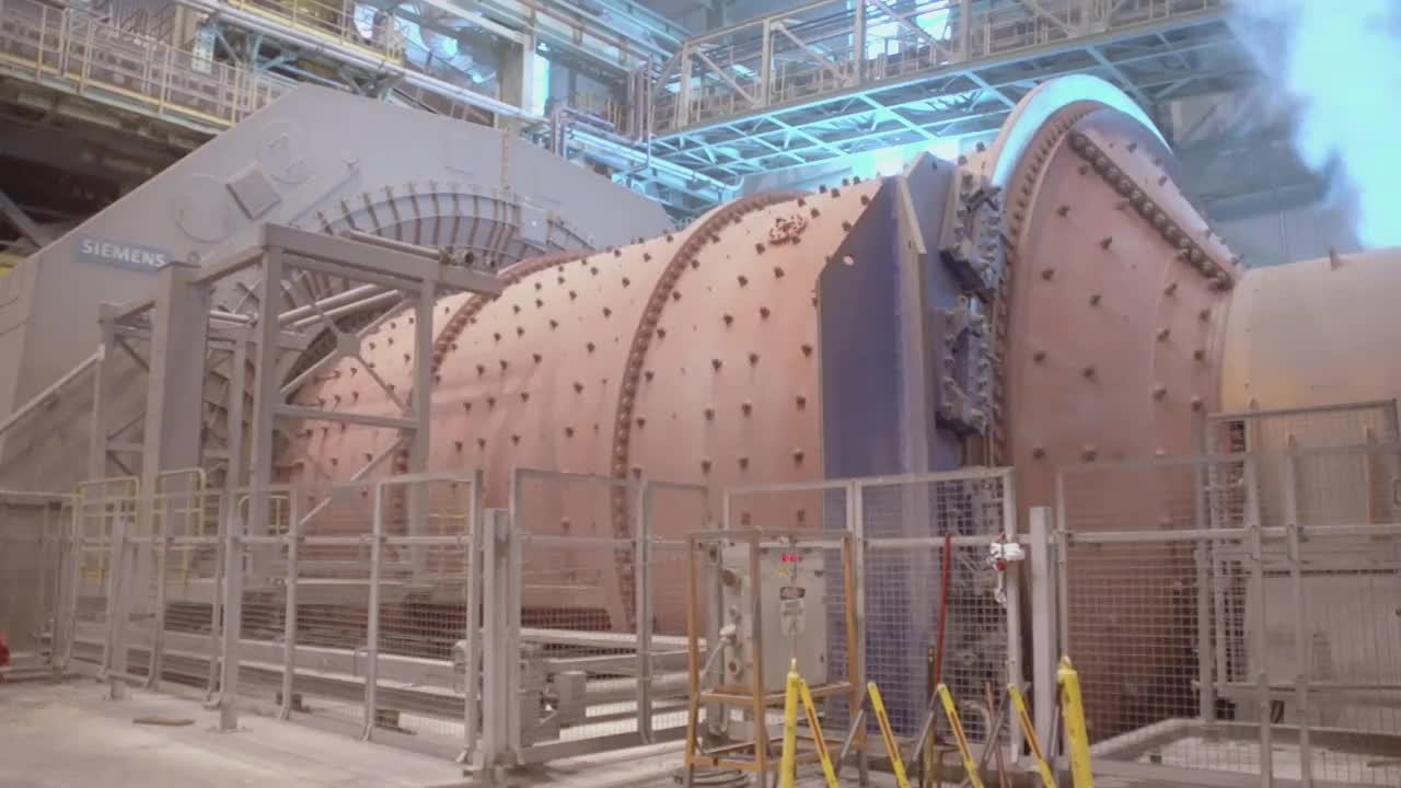 滚筒一转钢球在里面硬怼石头都能变粉末