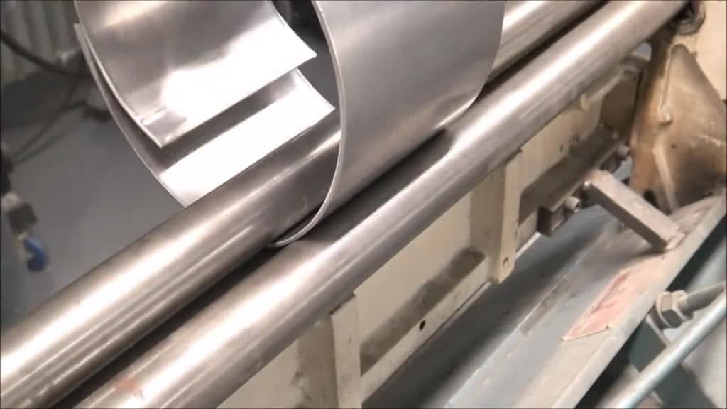 牛人用铝板焊一顶牛仔帽这波操作太酷了够他吹好几年了