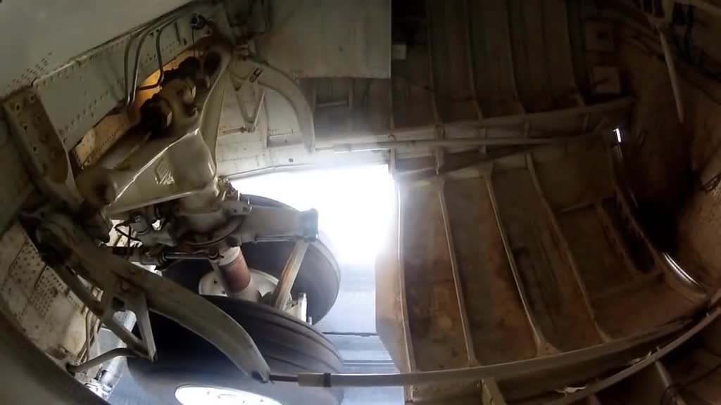 飞机起落架边上装个摄像头近距离感受一下起飞与降落时的状态