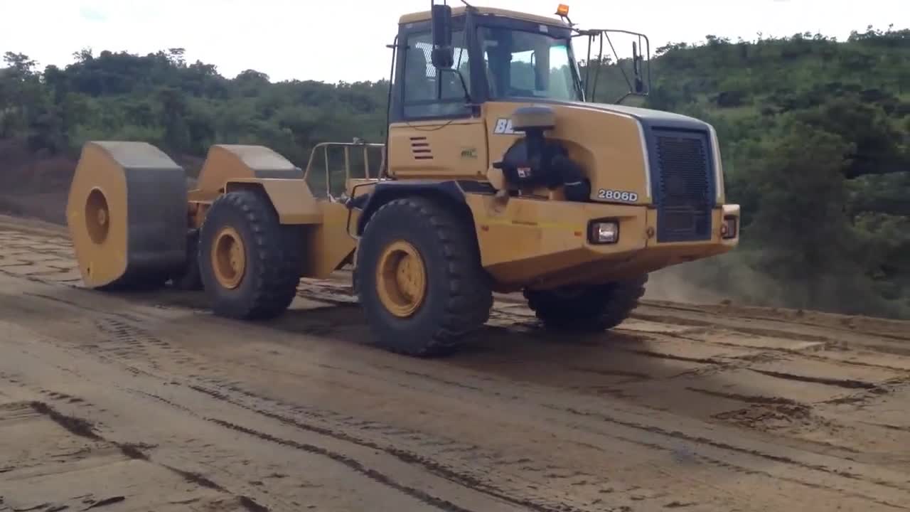 好欢快的压路机械屁颠屁颠的我坐边上能看大半天