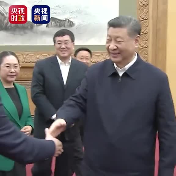 现场视频民营企业座谈会结束后习近平总书记来到民营企业家代表中间同大家一一握手