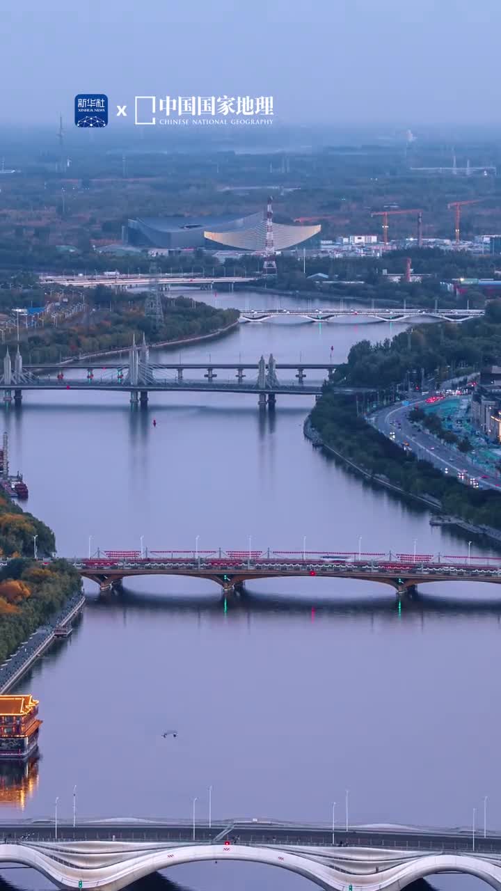 中国大运河申遗成功十周年你感受到大运河的变化了吗一衣带水唱古今大河扬波向未来悠悠大运河在五大水系之间构筑起文化交流的桥梁滋养了一座座名城古镇沿线留下丰富的历史文化遗存如今更是焕发时代新风貌