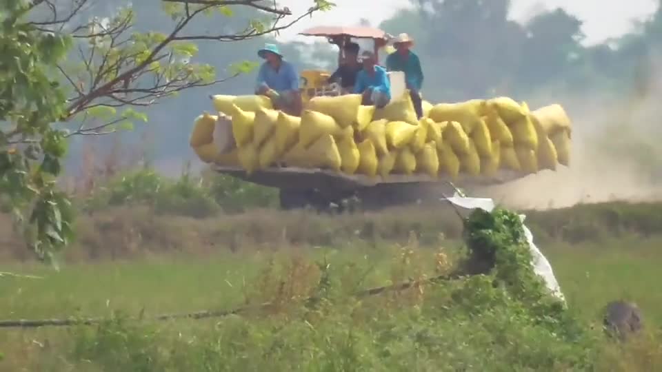 这是收割机改装的