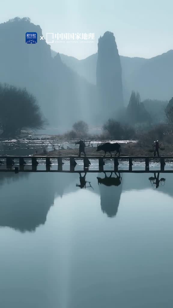 什么样的田园诗句配得上如此画面在浙江丽水老农牧牛山水间的画面满足了人们对于田园美好生活的向往山水毓秀峰岩奇绝光晕与薄雾勾勒诗意画卷人间烟火气世外桃源景意趣盎然心向往之