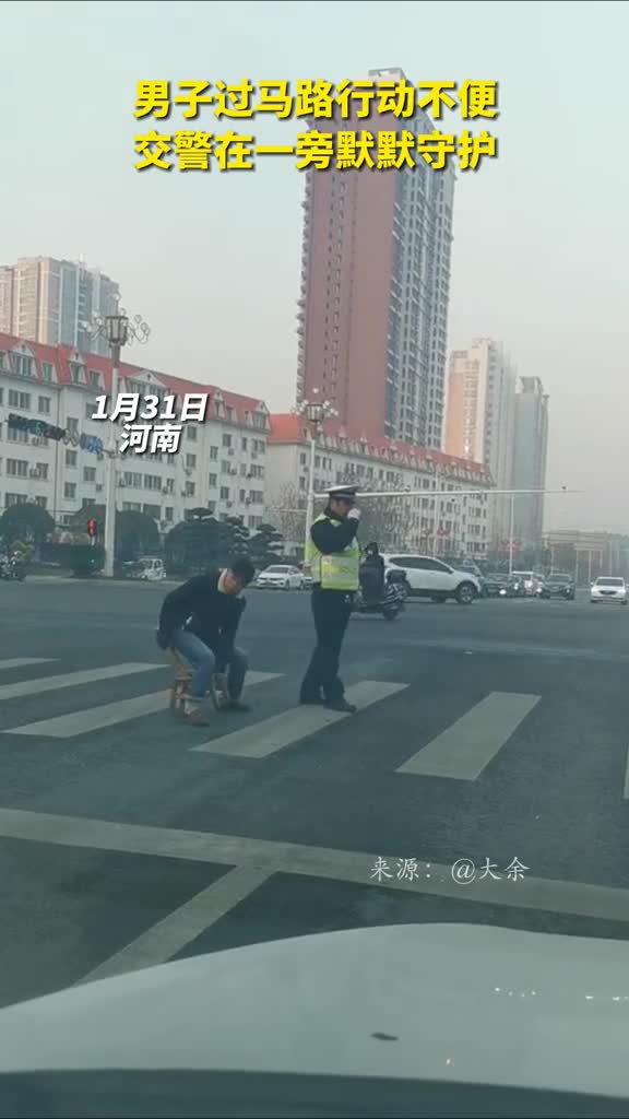 男子过马路行动不便交警在一旁默默守护