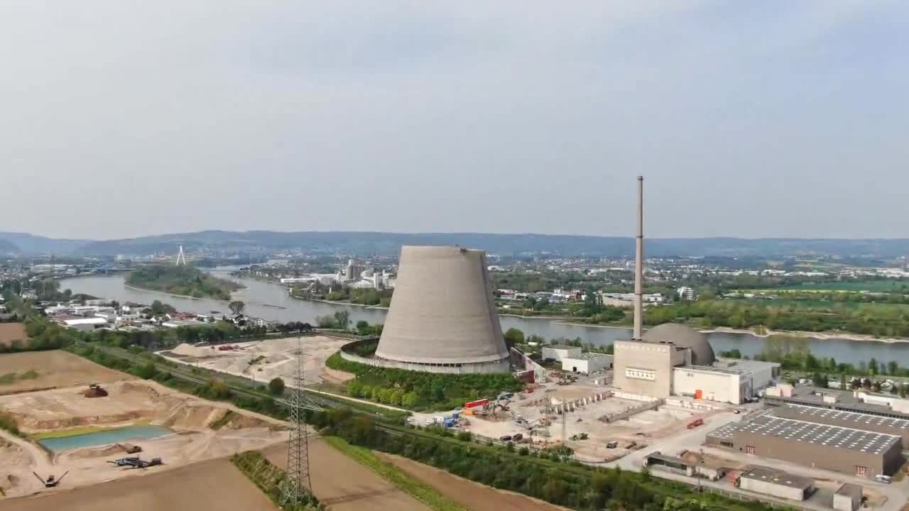 大型冷却塔爆破拆除挖掘机骑在上面啃